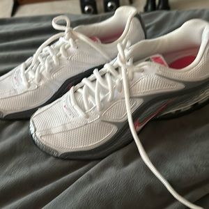 New Nike Reax Run 5 White Metallic Silver 8.5  pink swoosh sneaker tennis shoe